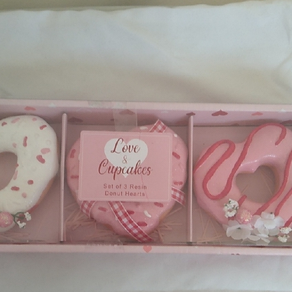 D- NWT Pink and White Heart-Shaped Resin Decor Set - Picture 3 of 9